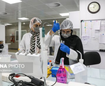 بازدید اصحاب رسانه از خط تولید واکسن نورا