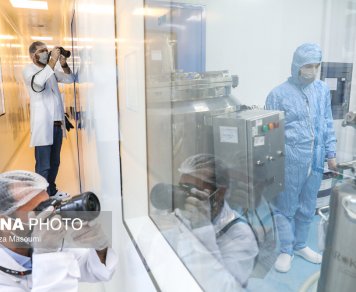 بازدید اصحاب رسانه از خط تولید واکسن نورا